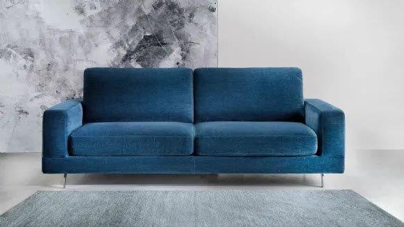 Divano moderno minimal per ambienti eleganti, personalizzabile su richiesta